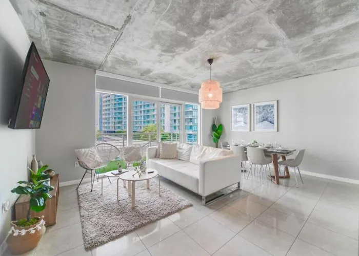 Amazing Condo With Pool At Midblock Miami
